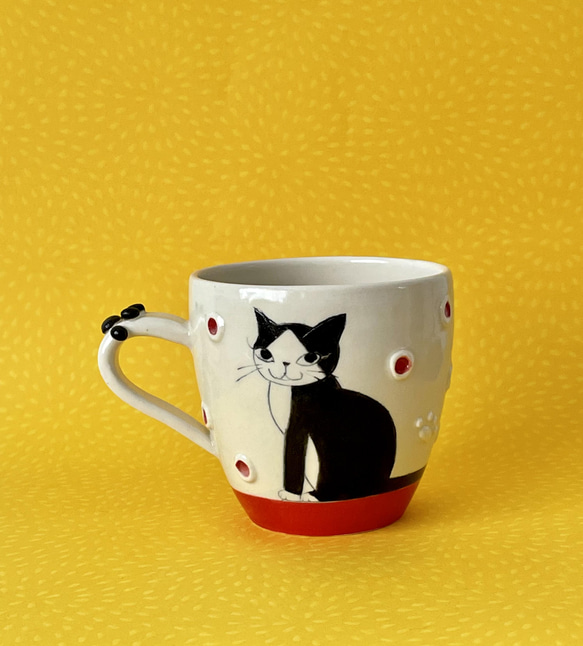 猫絵肉球マグ(ペロペロ白黒ハチワレ猫・レッド)『猫のマグカップ』 3枚目の画像