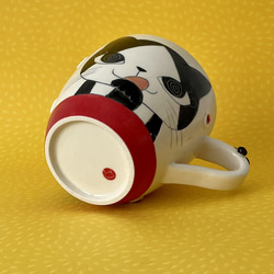 猫絵肉球マグ(ペロペロ白黒ハチワレ猫・レッド)『猫のマグカップ』 5枚目の画像