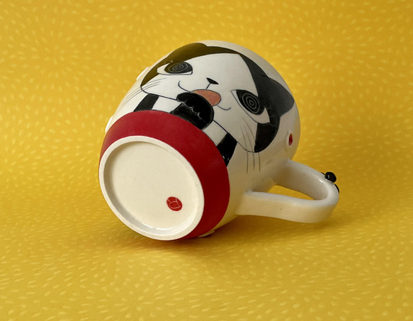猫絵肉球マグ(ペロペロ白黒ハチワレ猫・レッド)『猫のマグカップ』 5枚目の画像