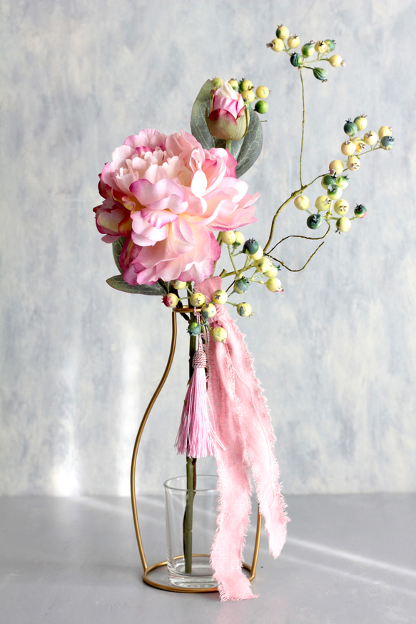 【ピンクグラデーションピオニーとグリーンベリー】｜アーティフィシャルフラワー 花瓶アレンジ| 春｜ギフト・インテリア雑貨 3枚目の画像