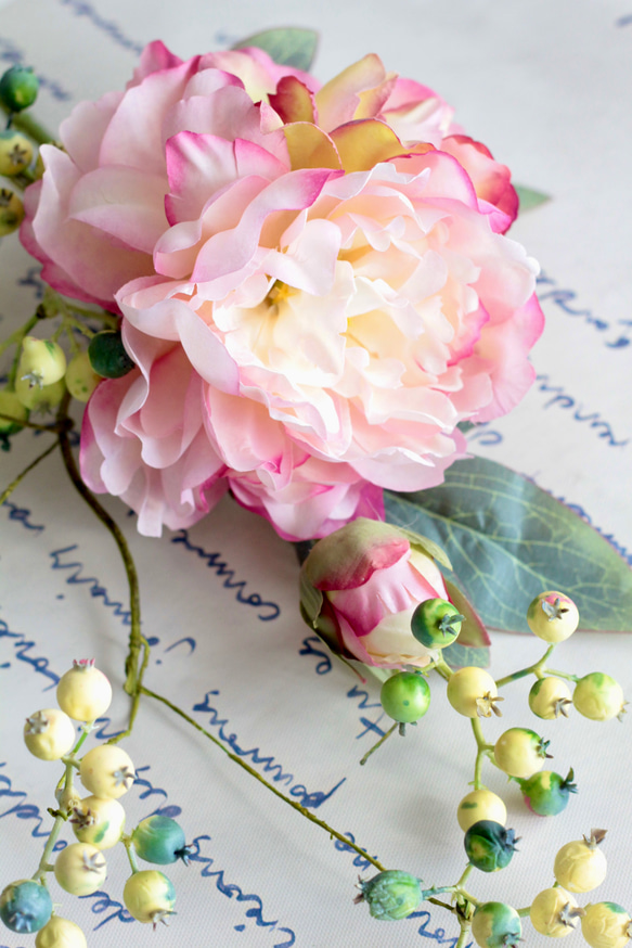 【ピンクグラデーションピオニーとグリーンベリー】｜アーティフィシャルフラワー 花瓶アレンジ| 春｜ギフト・インテリア雑貨 11枚目の画像