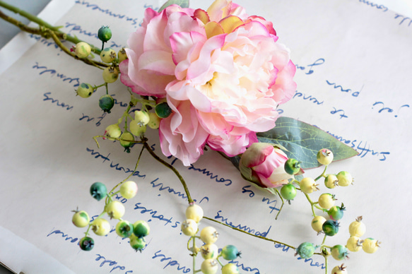 【ピンクグラデーションピオニーとグリーンベリー】｜アーティフィシャルフラワー 花瓶アレンジ| 春｜ギフト・インテリア雑貨 8枚目の画像