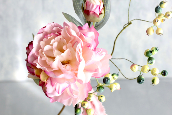 【ピンクグラデーションピオニーとグリーンベリー】｜アーティフィシャルフラワー 花瓶アレンジ| 春｜ギフト・インテリア雑貨 6枚目の画像