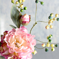 【ピンクグラデーションピオニーとグリーンベリー】｜アーティフィシャルフラワー 花瓶アレンジ| 春｜ギフト・インテリア雑貨 7枚目の画像