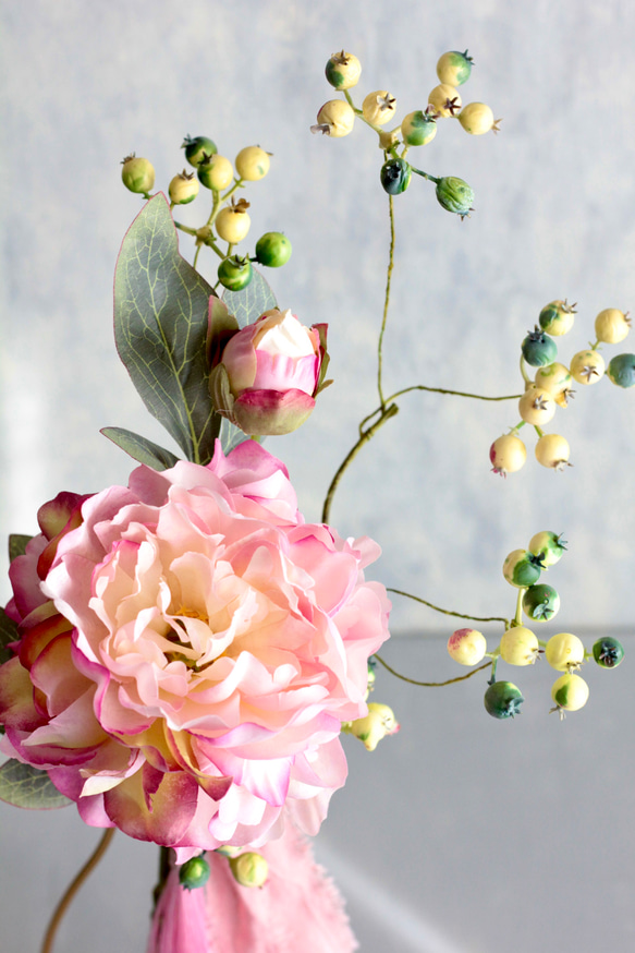 【ピンクグラデーションピオニーとグリーンベリー】｜アーティフィシャルフラワー 花瓶アレンジ| 春｜ギフト・インテリア雑貨 7枚目の画像