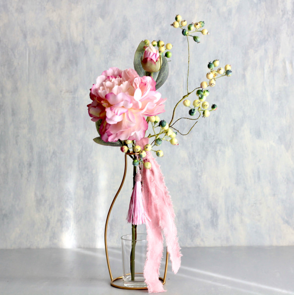 【ピンクグラデーションピオニーとグリーンベリー】｜アーティフィシャルフラワー 花瓶アレンジ| 春｜ギフト・インテリア雑貨 1枚目の画像
