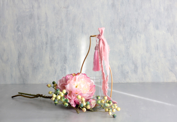 【ピンクグラデーションピオニーとグリーンベリー】｜アーティフィシャルフラワー 花瓶アレンジ| 春｜ギフト・インテリア雑貨 9枚目の画像
