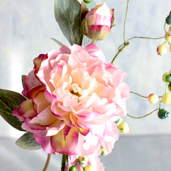 【ピンクグラデーションピオニーとグリーンベリー】｜アーティフィシャルフラワー 花瓶アレンジ| 春｜ギフト・インテリア雑貨 4枚目の画像