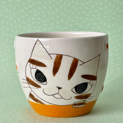 猫絵湯呑み(ひと休み中の茶トラ猫)オレンジ 2枚目の画像