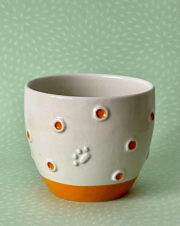 猫絵湯呑み(ひと休み中の茶トラ猫)オレンジ 3枚目の画像