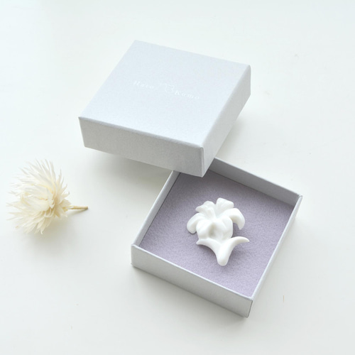 白磁鳩 白磁のブローチ（白鳩） ブローチ HatoKumo 通販 840295｜Creema(クリーマ)