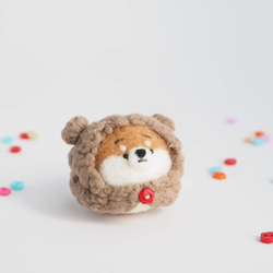 [客製化] - 僅限冬季 - 穿著毛茸茸的小熊（紅柴犬、黑柴犬、白柴犬）羊毛氈的 Mayu Shiba Inu 第9張的照片