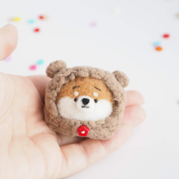 [客製化] - 僅限冬季 - 穿著毛茸茸的小熊（紅柴犬、黑柴犬、白柴犬）羊毛氈的 Mayu Shiba Inu 第4張的照片