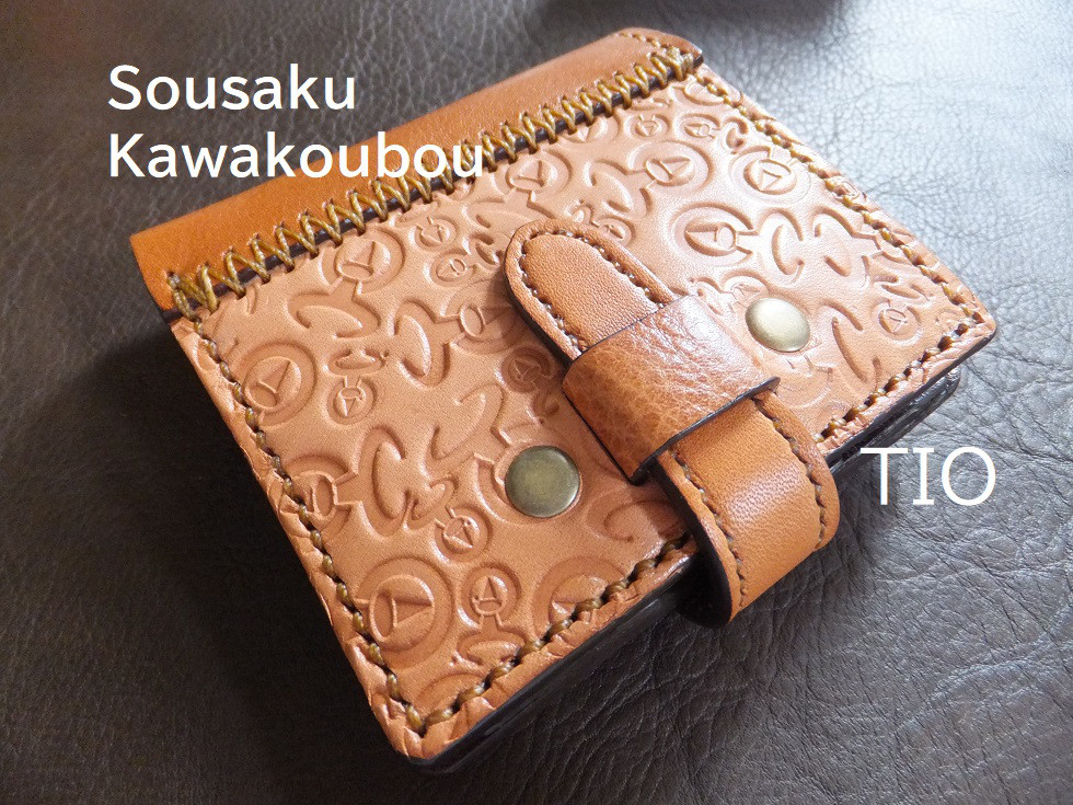 【送料無料】★コンパクトサイズTIOロゴマーク印刻ヌメ牛革手縫い二つ折り財布(差し込み式ベルト留め)　TIO-FS004