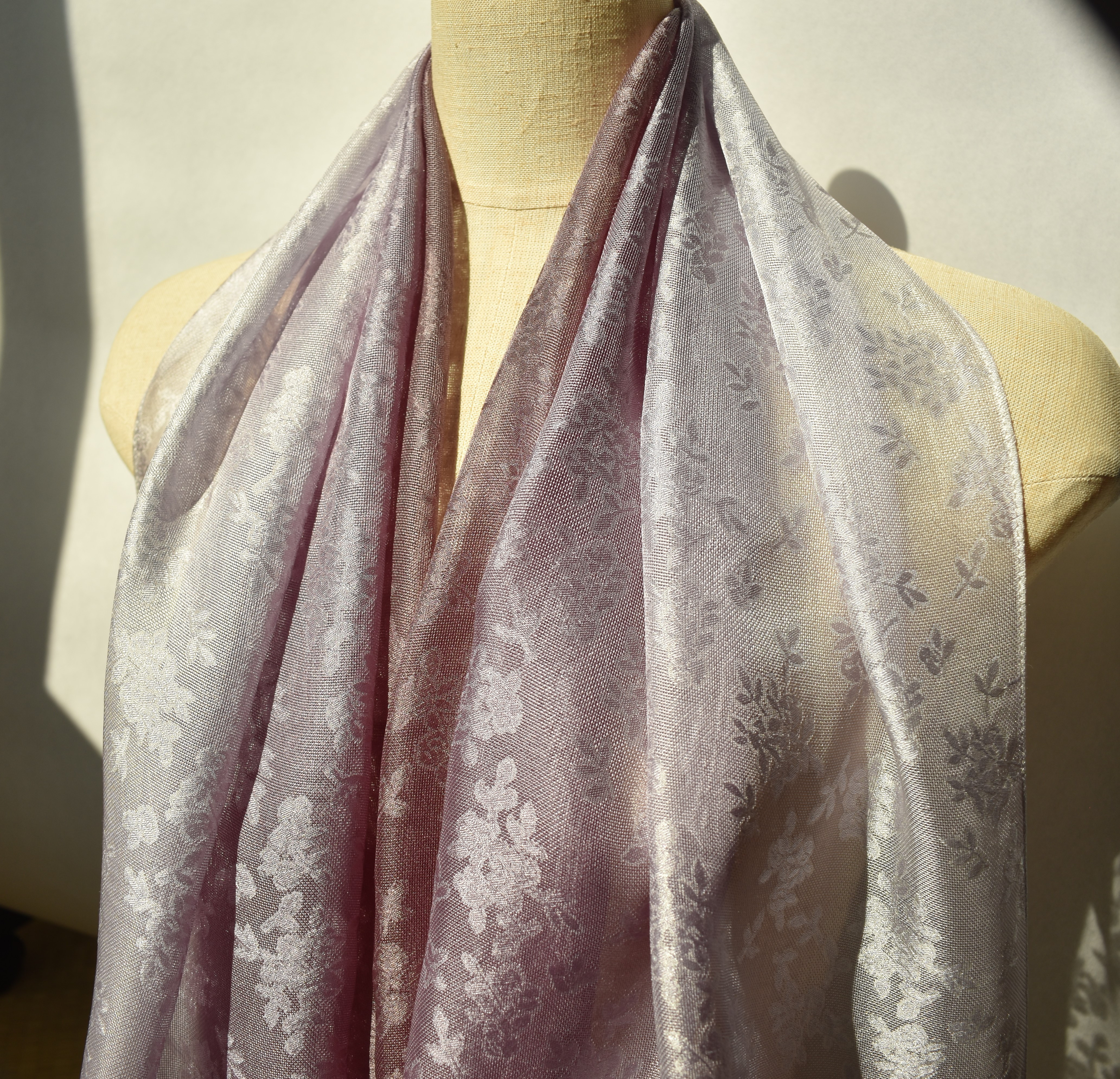 「色が変化する麴塵染」本紗織シルク１００％　小花柄