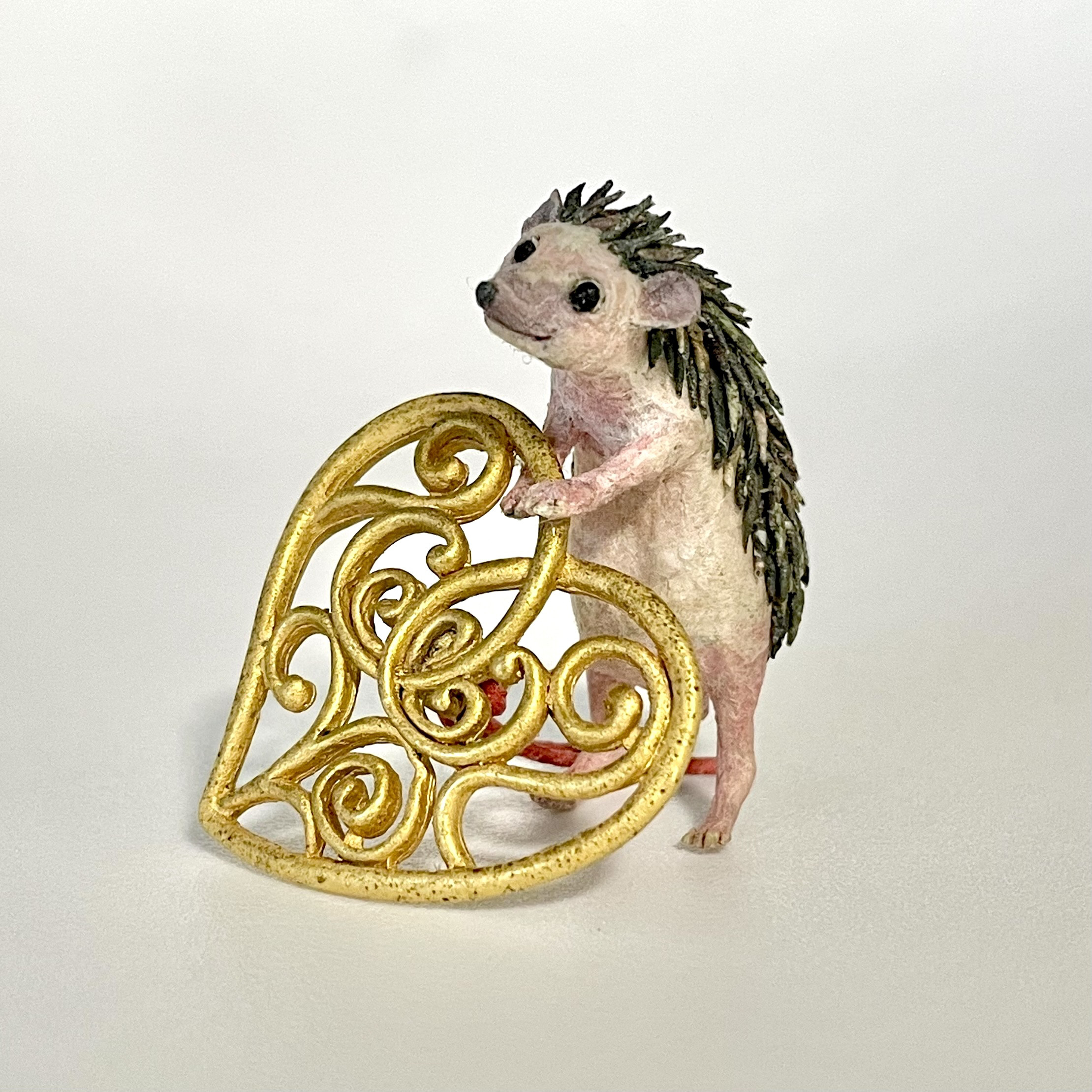 紙のいきもの　はりねずみとゴールドのハートボタン　ミニチュアアニマルの置物