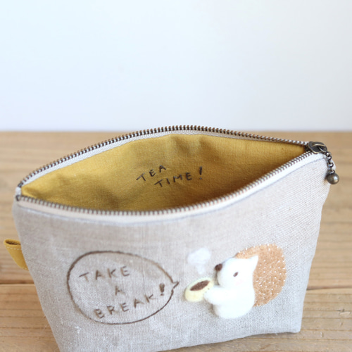 羊毛フェルト刺繍のリネンポーチ（Take a Break! ハリネズミ