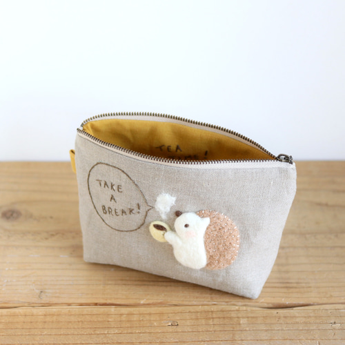 羊毛フェルト刺繍のリネンポーチ（Take a Break! ハリネズミ