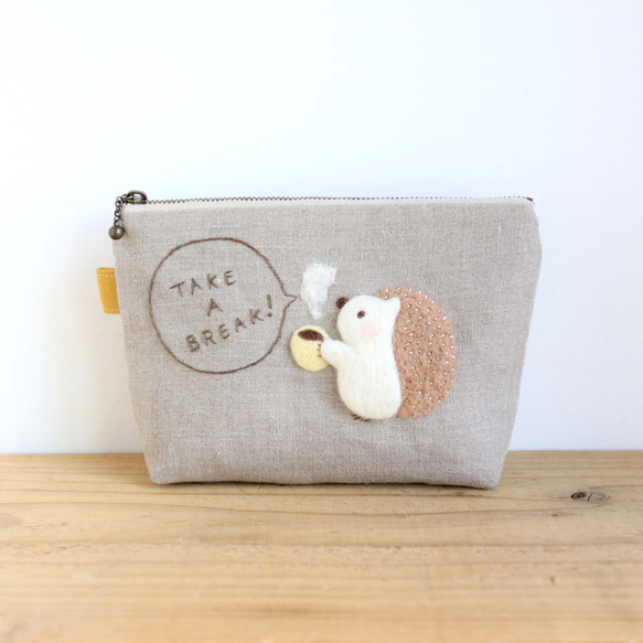 羊毛フェルト刺繍のリネンポーチ（Take a Break! ハリネズミ