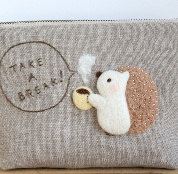 羊毛フェルト刺繍のリネンポーチ（Take a Break! ハリネズミ）【受注生産】 2枚目の画像