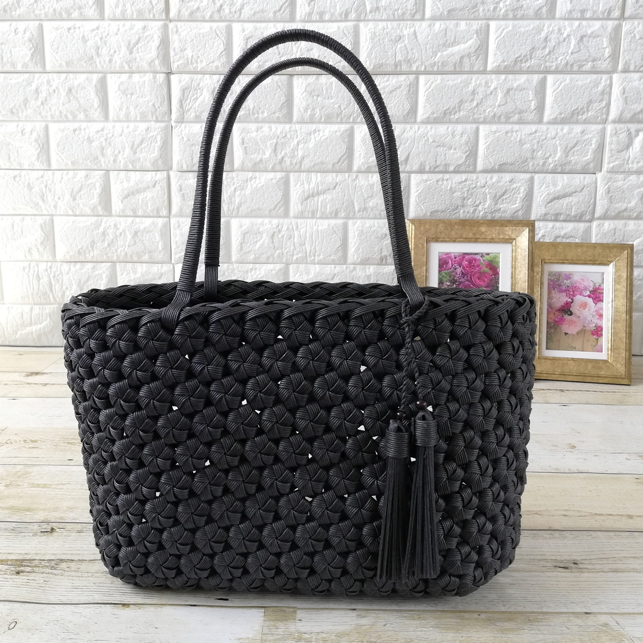 スタイリッシュな黒の美学【ブラック】花結び編みかごバッグ/Mサイズ