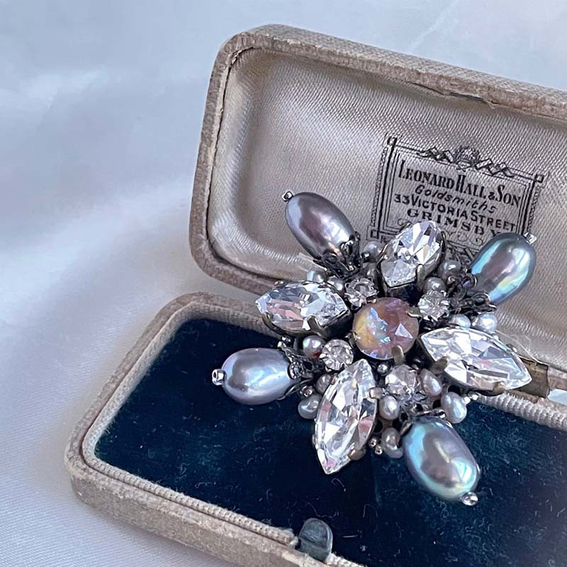 卒業式 入学式 ビジュー ビーズ スワロフスキーブローチ  グレー  パール フォーマル お呼ばれ  贈り物 母の日