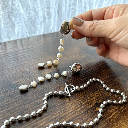 パールをかっこよく バロック 淡水パール ロングピアス【金アレ