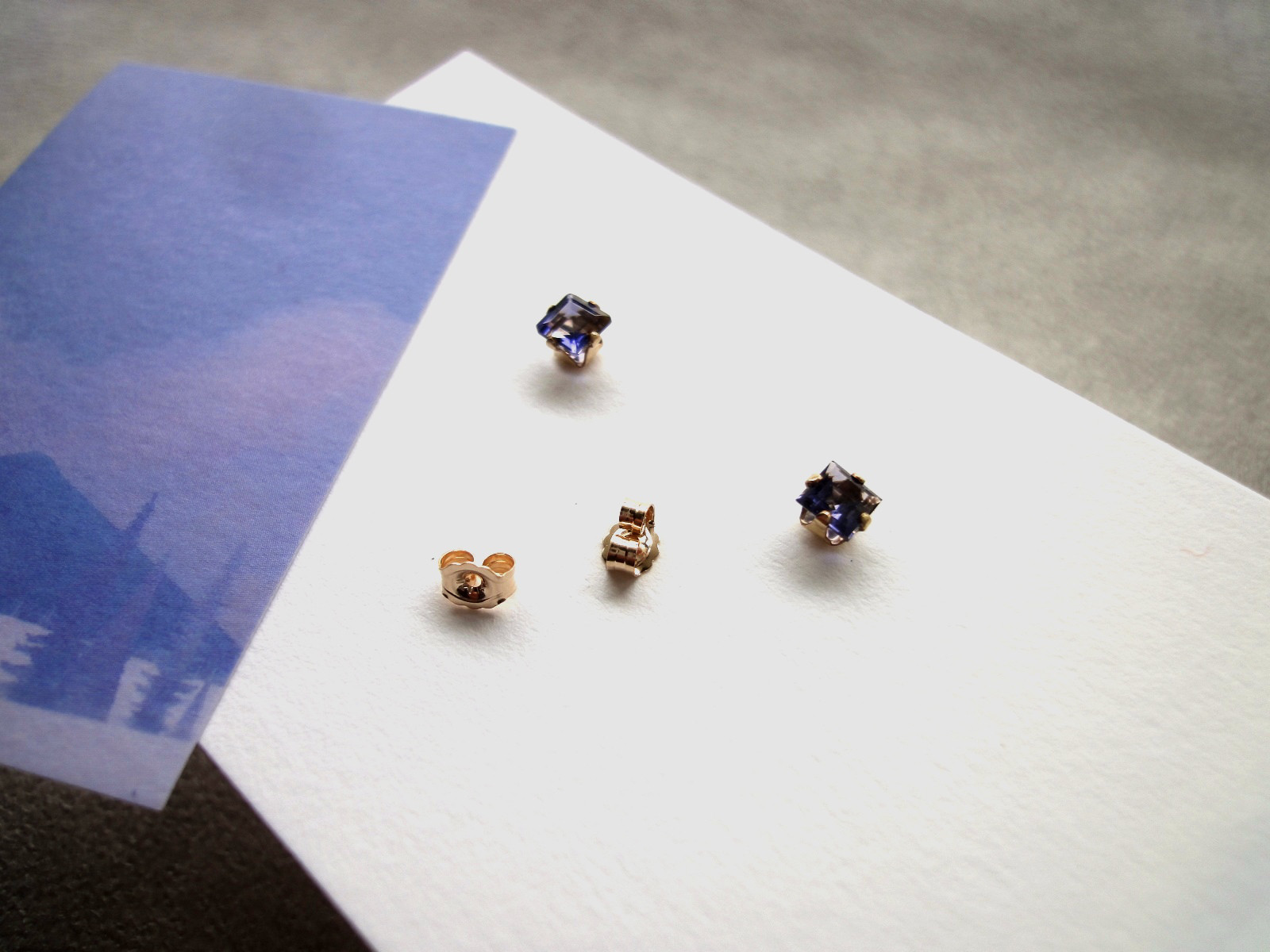 【LAST1】天然石のピアス14KGF ■ 立て爪 スクエア ■ アイオライト 4ｍｍ