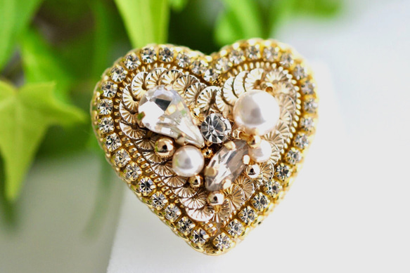 貴婦人のハート　手刺繡のブローチ　フランス製のスパンコール　パール　ビジュー　ゴールド 1枚目の画像