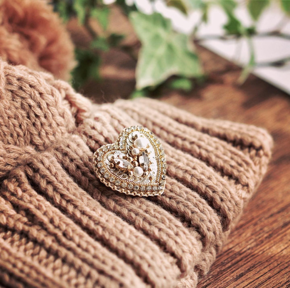 貴婦人のハート　手刺繡のブローチ　フランス製のスパンコール　パール　ビジュー　ゴールド 4枚目の画像