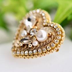 貴婦人のハート　手刺繡のブローチ　フランス製のスパンコール　パール　ビジュー　ゴールド 2枚目の画像