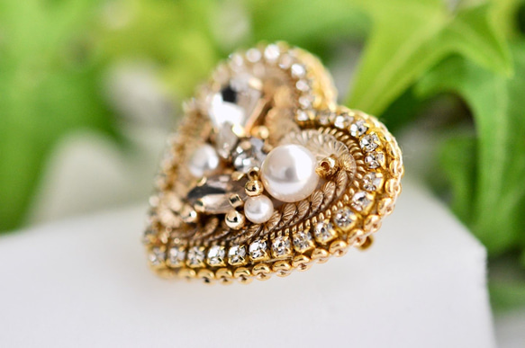 貴婦人のハート　手刺繡のブローチ　フランス製のスパンコール　パール　ビジュー　ゴールド 2枚目の画像