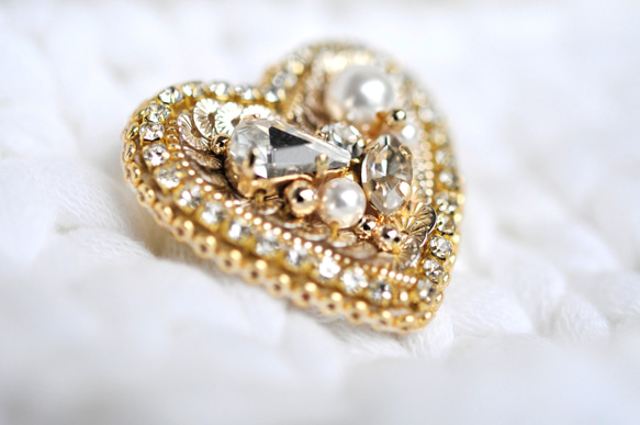 貴婦人のハート　手刺繡のブローチ　フランス製のスパンコール　パール　ビジュー　ゴールド 6枚目の画像