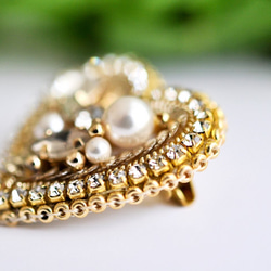 貴婦人のハート　手刺繡のブローチ　フランス製のスパンコール　パール　ビジュー　ゴールド 3枚目の画像