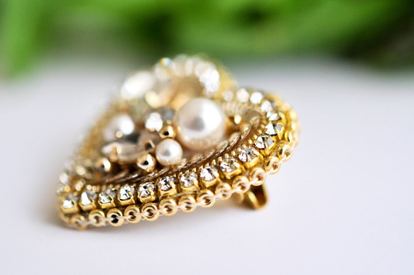 貴婦人のハート　手刺繡のブローチ　フランス製のスパンコール　パール　ビジュー　ゴールド 3枚目の画像