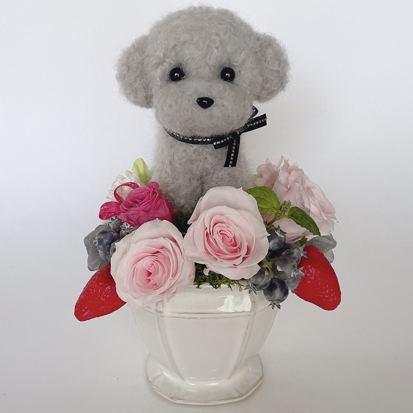 トイプードル（グレー）といちごのプリザーブドフラワーアレンジメント　犬　母の日　花