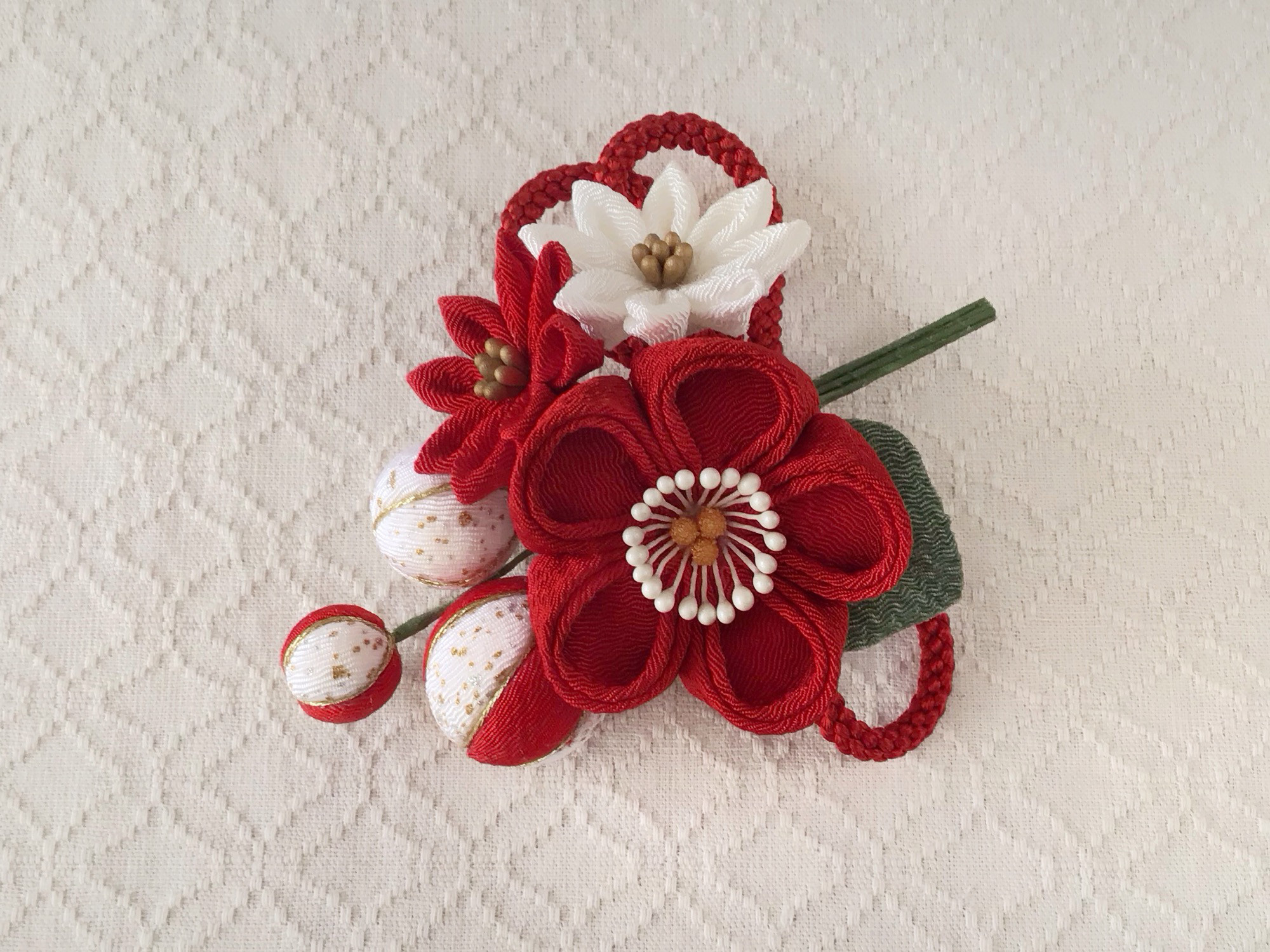 つまみ細工の髪飾り 小梅のヘアクリップ 赤色 楽天市場】つまみ細工 ヘアクリップ 小梅 ヘアアクセサリー 髪