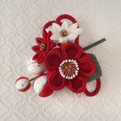 つまみ細工〉梅中輪と小菊とちりめん玉の髪飾り(赤) ヘア