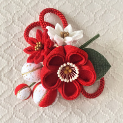 〈つまみ細工〉梅中輪と小菊とちりめん玉の髪飾り(赤) 1枚目の画像