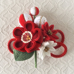 〈つまみ細工〉梅中輪と小菊とちりめん玉の髪飾り(赤) 2枚目の画像
