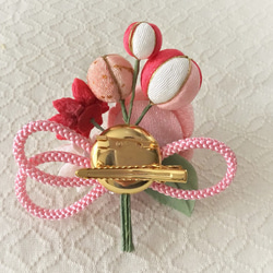 〈つまみ細工〉梅中輪と小菊とちりめん玉の髪飾り(サーモンピンク) 3枚目の画像