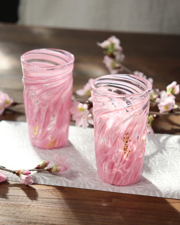 「桜ぐい呑み －花筏－」金箔入り 高級感 花びら さくら サクラ 春 母の日 和モダン カーネーション バラ○ 7枚目の画像