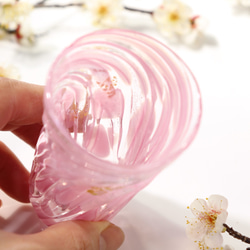 「桜ぐい呑み －花筏－」金箔入り 高級感 花びら さくら サクラ 春 母の日 和モダン カーネーション バラ○ 10枚目の画像