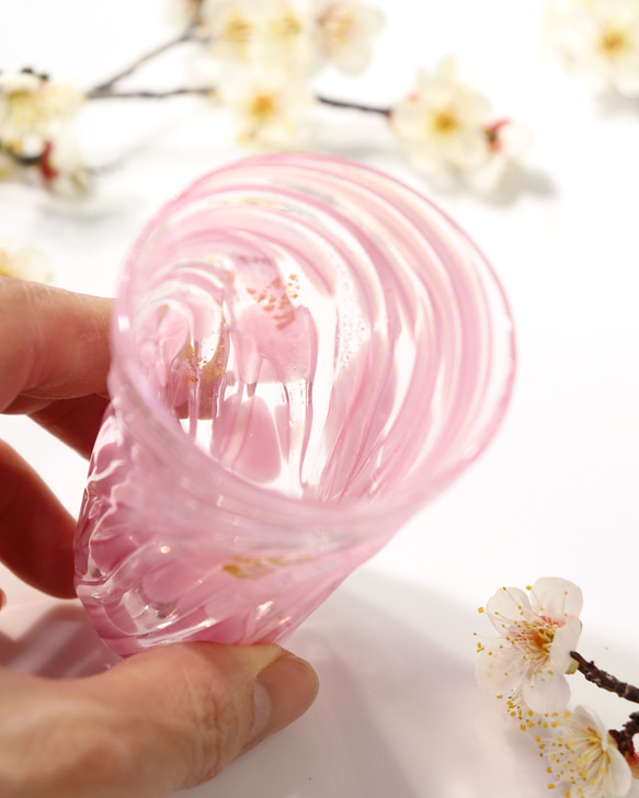 「桜ぐい呑み －花筏－」金箔入り 高級感 花びら さくら サクラ 春 母の日 和モダン カーネーション バラ○ 10枚目の画像