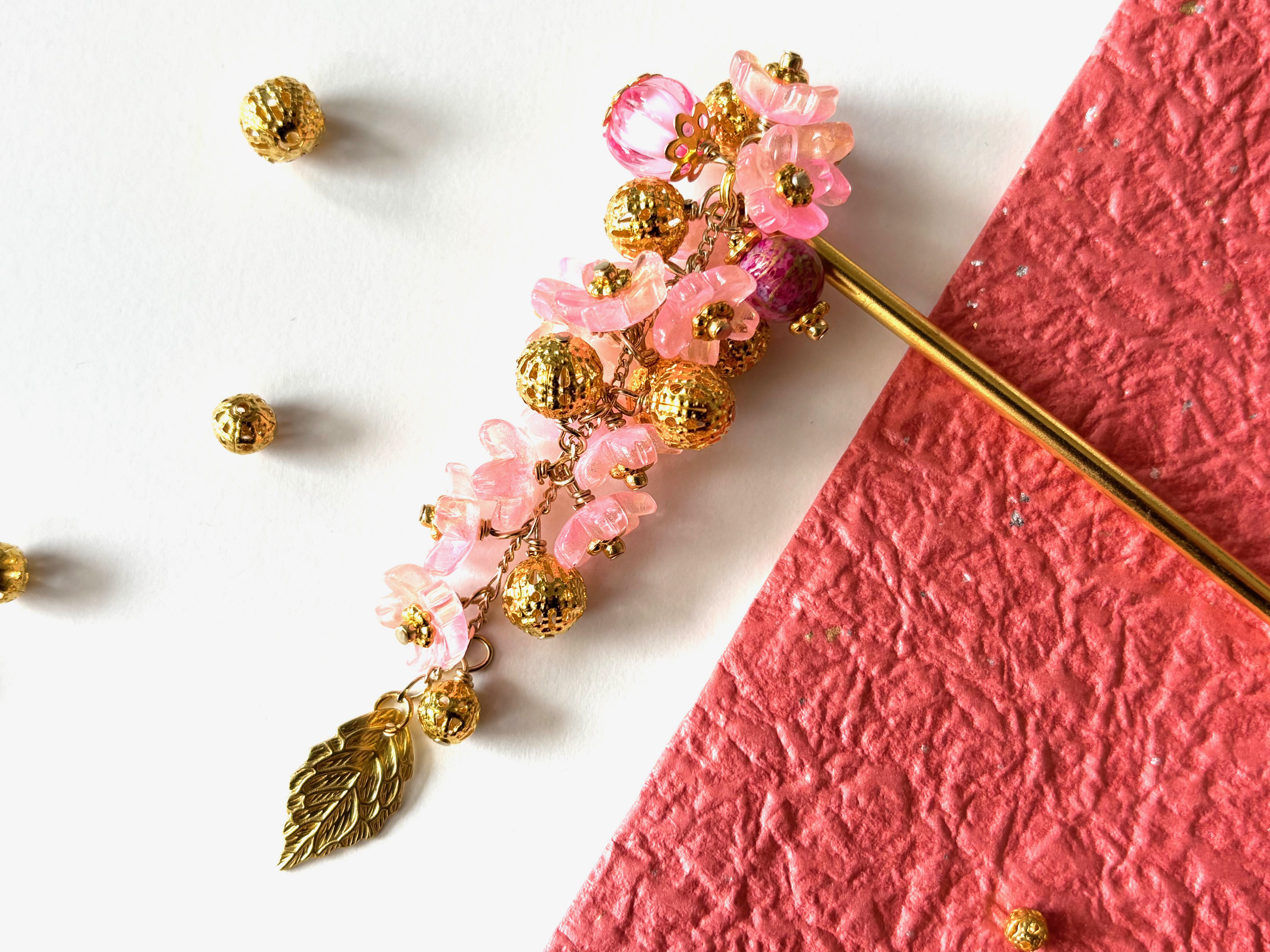 かんざし　枝垂れ桜のガラスビーズの鈴生り簪　揺れる　さくら　サクラ　春　ゴールド　一本挿し　一本簪　ピンク