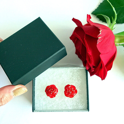 赤い薔薇のピアス/イヤリング ピアス（スタッド・一粒） 発送