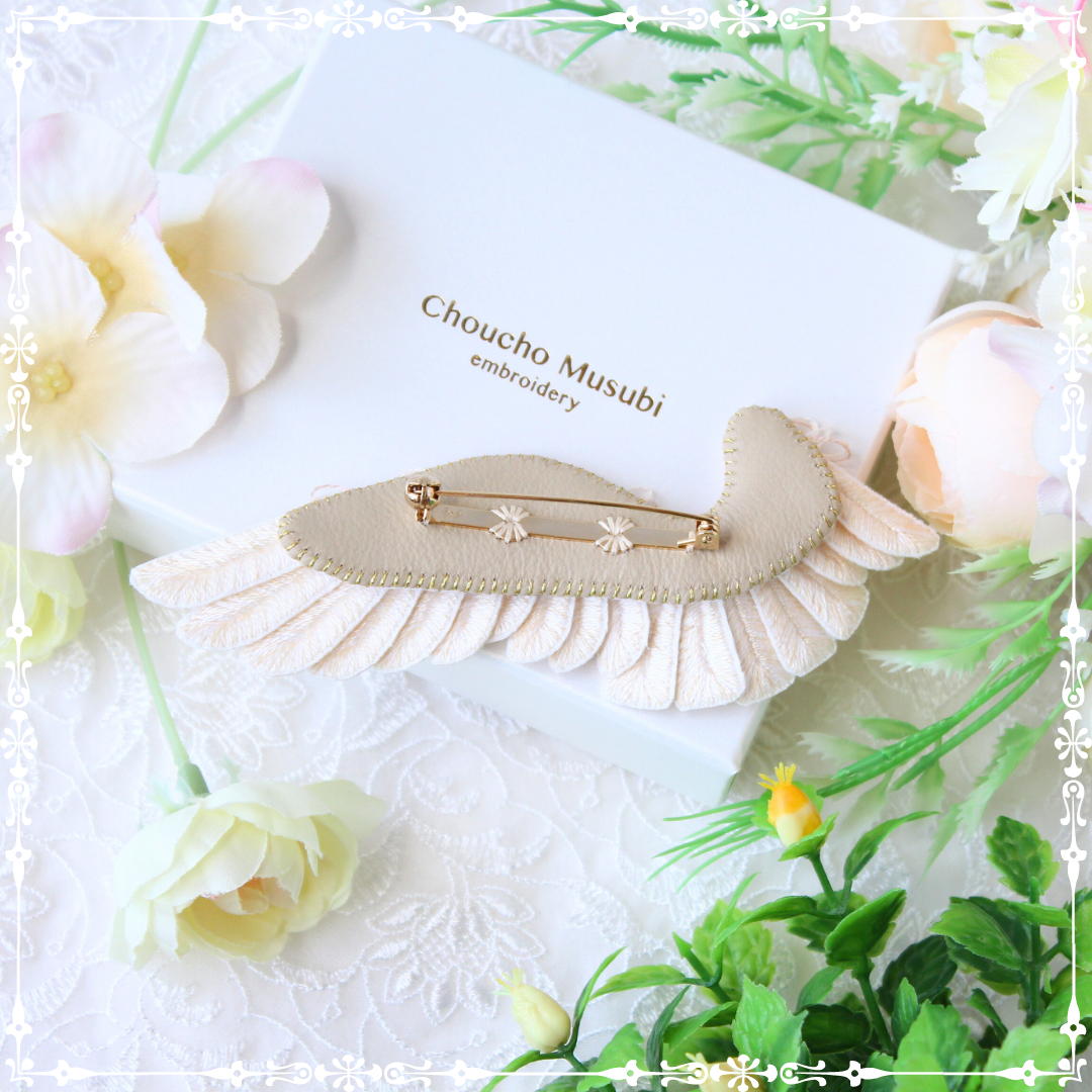 【受注制作】立体刺繍/鳥の片翼＊フクロウの刺繍ブローチ