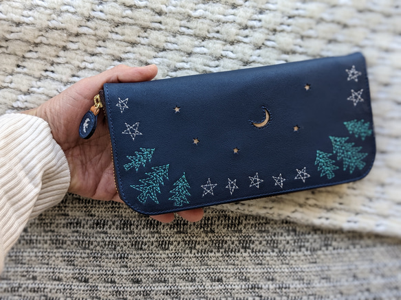 刺繡皮革錢包“森林之夜”牛皮 NAVY☆修身圓形拉鍊款 第5張的照片