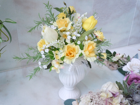 ◆イエローカラーの花瓶アレンジ◆明るいフラワーアレンジメント テーブルアレンジ 黄色 母の日などプレゼントアートフラワー 3枚目の画像