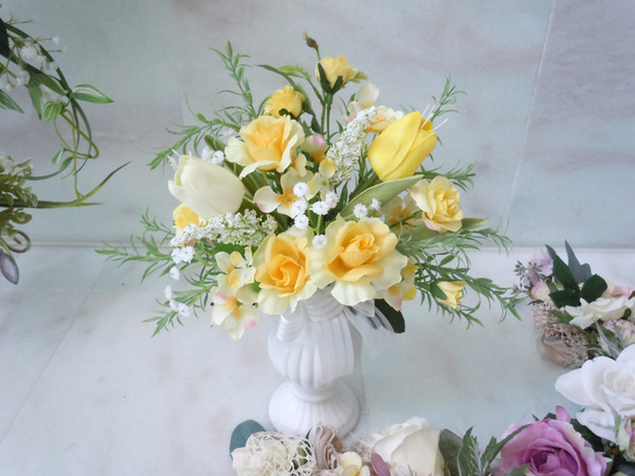 ◆イエローカラーの花瓶アレンジ◆明るいフラワーアレンジメント テーブルアレンジ 黄色 母の日などプレゼントアートフラワー 1枚目の画像